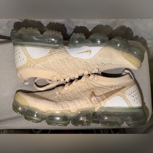 Women's 10/ men's 8.5 Nike Cream Air VaporMax Flyknit Shoes